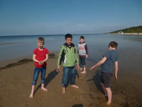 Mokiniai brenda į jūrą Jūrmaloje