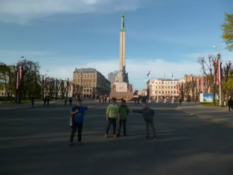 Mokiniai prie Laisvės paminklo Rygoje