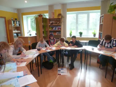 Projekto dalyviai dirba Skujenės mokyklos klasėje