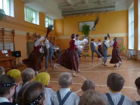 Latvių mokinių tautinių šokių koncertas mokyklos salėje