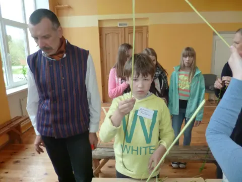 Mokinys su meistru veja virvę