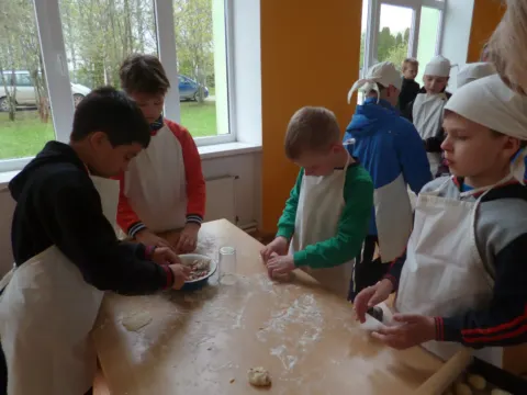 Mokiniai porceliano dirbtuvėlėse