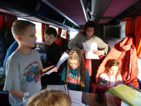 Kelionė į Suomiją autobusu: mokiniai su mokytoja peržiūri užduotis