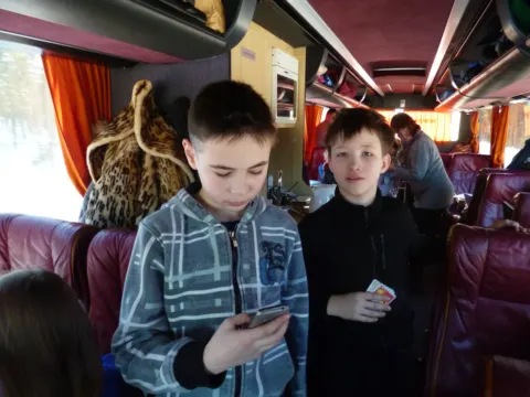 Du mokiniai autobuse kelionėje į Suomiją