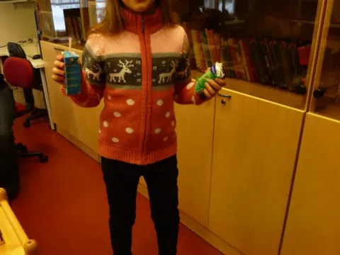 Mokinė stovi ant balansinės pagalvėlės Suomijos mokyklos klasėje