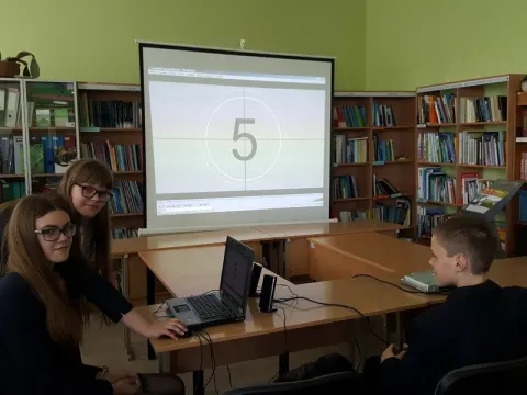 Integruota lietuvių kalbos pamoka gimnazijos bibliotekoje, nuotrauka 1