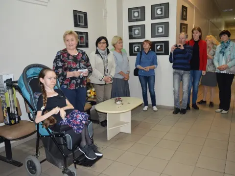 IVc g. klasės mokinės Gabijos Riaubaitės parodos ,,Mikrokosmosas“ atidarymas, nuotrauka 2