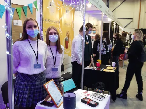 „Lietuvos Junior Achievement“ kalėdinė mugė: „Kalėdos grįžta: eXpo 2021“, nuotrauka 9