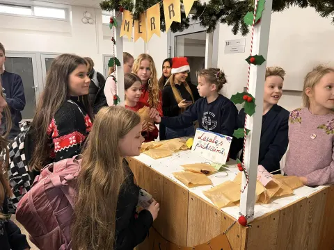 Kalėdinių dovanų gaudynės gimnazijoje, nuotrauka 5