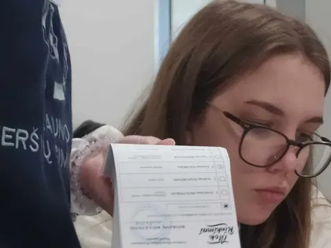 LIJOT (Lietuvos jaunimo organizacijų tarybos) inicijuota pilietinė iniciatyva – respublikinė MokRinkimų simuliacija „LR Prezidento rinkimai ir referendumas dėl LR Konstitucijos 12 str. pakeitimo“, nuotrauka 1