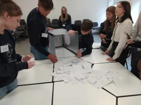 LIJOT (Lietuvos jaunimo organizacijų tarybos) inicijuota pilietinė iniciatyva – respublikinė MokRinkimų simuliacija „LR Prezidento rinkimai ir referendumas dėl LR Konstitucijos 12 str. pakeitimo“, nuotrauka 5