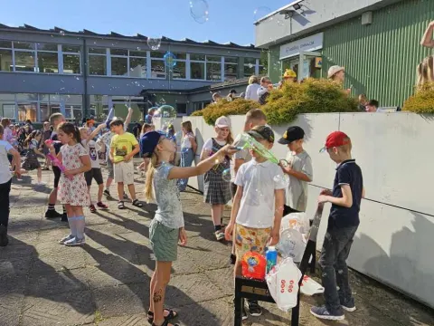 Kauno mokyklų 1–12 klasių mokinių socialinė akcija „Pūsk muilo burbulus, o ne tabako dūmus“, nuotrauka 8