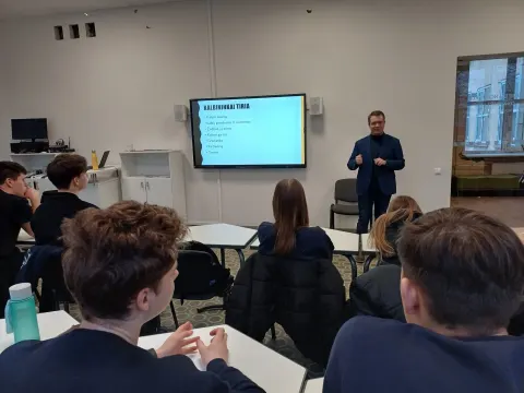 Pamoka – susitikimas su VDU dėstytoju Dr. Joriu Kazlausku, nuotrauka 1