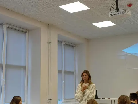 Pamoka–susitikimas su buvusiomis gimnazijos mokinėmis, nuotrauka 1
