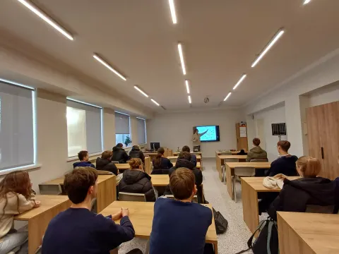 Integruota fizikos, ugdymo karjerai pamoka „Išmanieji elektros tinklai: fizika praktikoje ir inžinerijos studijos Lietuvoje“, nuotrauka 1