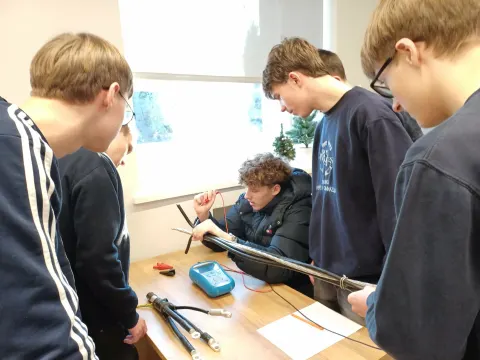 Integruota fizikos, ugdymo karjerai pamoka „Išmanieji elektros tinklai: fizika praktikoje ir inžinerijos studijos Lietuvoje“, nuotrauka 2