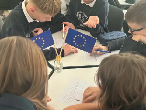 Europos diena mūsų mokykloje: žinios, muzika ir pergalės skonis!, nuotrauka 10