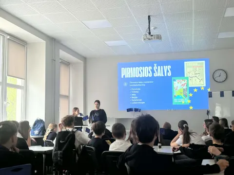 Europos diena mūsų mokykloje: žinios, muzika ir pergalės skonis!, nuotrauka 15