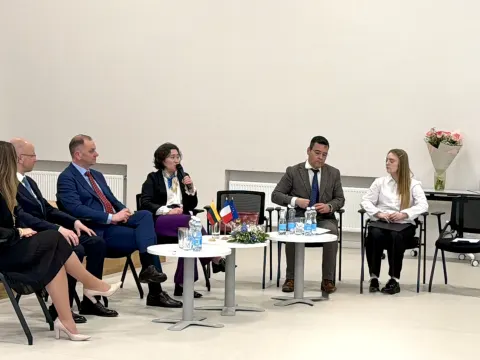 Garbingų svečių iš Prancūzijos vizitas Kauno Veršvų gimnazijoje, nuotrauka 2
