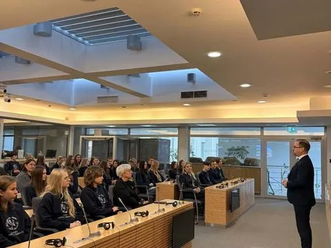 Gyva pilietiškumo pamoka:gimnazijos moksleiviai ir „Erasmus+“ dalyviai Seime susitiko su krašto apsaugos ministru, nuotrauka 7