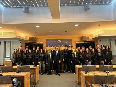 Gyva pilietiškumo pamoka:gimnazijos moksleiviai ir „Erasmus+“ dalyviai Seime susitiko su krašto apsaugos ministru, nuotrauka 6