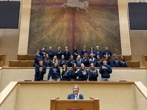 Gyva pilietiškumo pamoka:gimnazijos moksleiviai ir „Erasmus+“ dalyviai Seime susitiko su krašto apsaugos ministru, nuotrauka 2