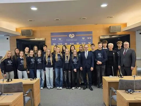 Gyva pilietiškumo pamoka:gimnazijos moksleiviai ir „Erasmus+“ dalyviai Seime susitiko su krašto apsaugos ministru, nuotrauka 10