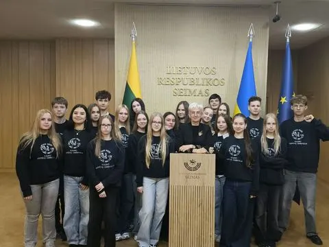 Gyva pilietiškumo pamoka:gimnazijos moksleiviai ir „Erasmus+“ dalyviai Seime susitiko su krašto apsaugos ministru, nuotrauka 8