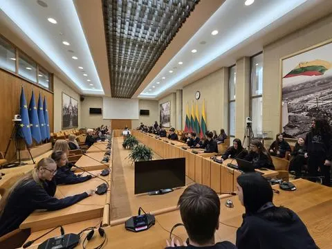 Gyva pilietiškumo pamoka:gimnazijos moksleiviai ir „Erasmus+“ dalyviai Seime susitiko su krašto apsaugos ministru, nuotrauka 5