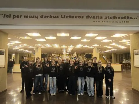 Gyva pilietiškumo pamoka:gimnazijos moksleiviai ir „Erasmus+“ dalyviai Seime susitiko su krašto apsaugos ministru, nuotrauka 3