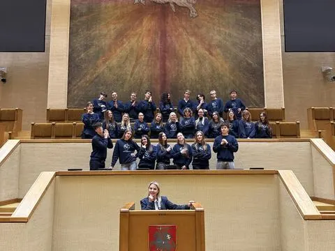 Gyva pilietiškumo pamoka:gimnazijos moksleiviai ir „Erasmus+“ dalyviai Seime susitiko su krašto apsaugos ministru, nuotrauka 4